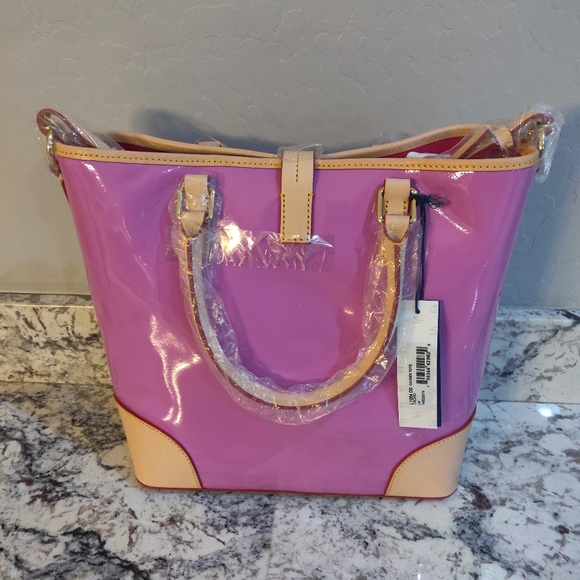 Dooney and Bourke Camden Tote. - Picture 1 of 7